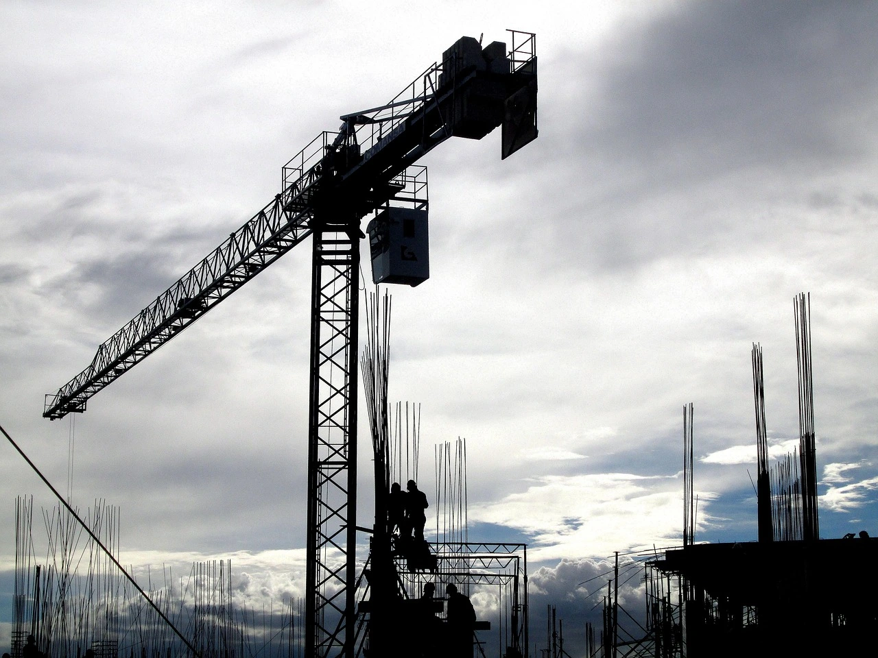 Modernos edificios corporativos y residenciales elevándose hacia el cielo
