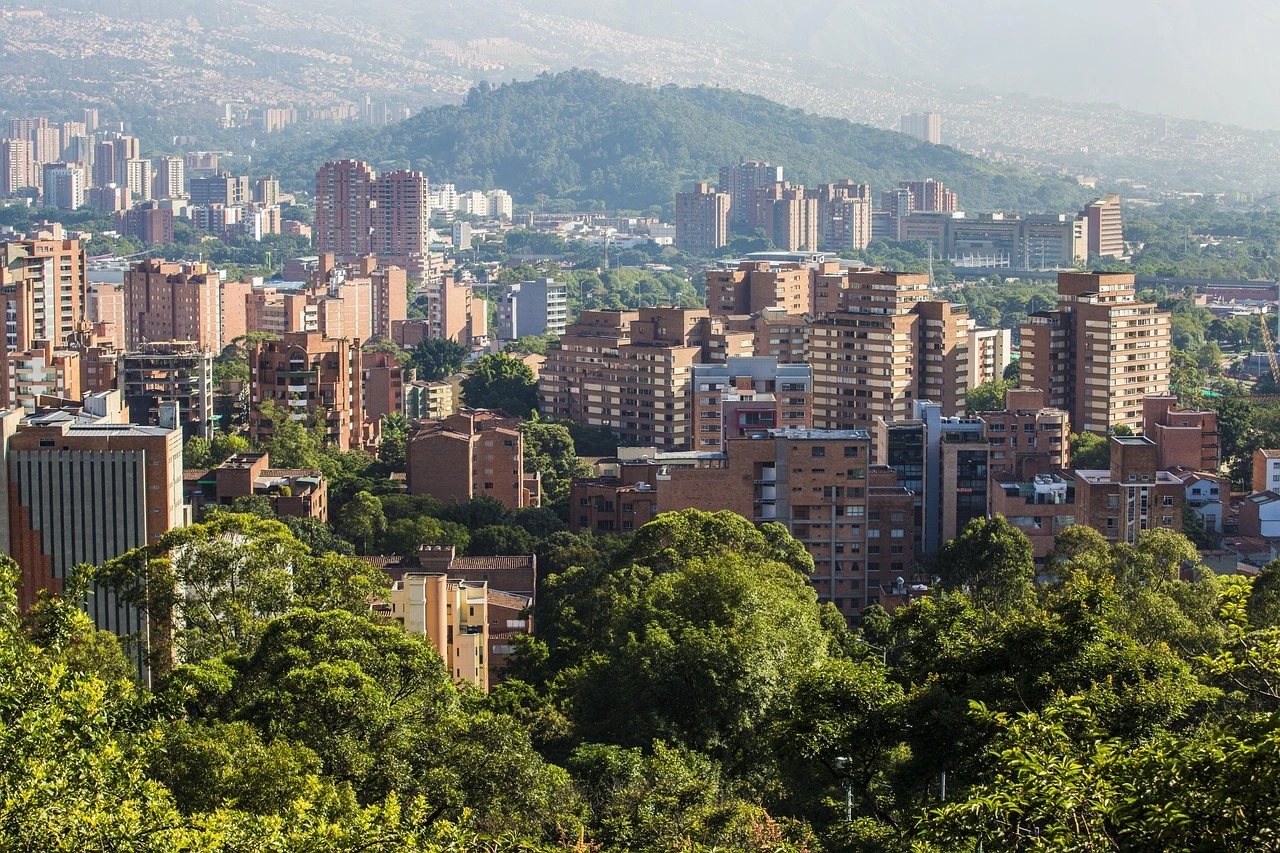 Inversor inmobiliario feliz firmando las escrituras de su nuevo apartamento