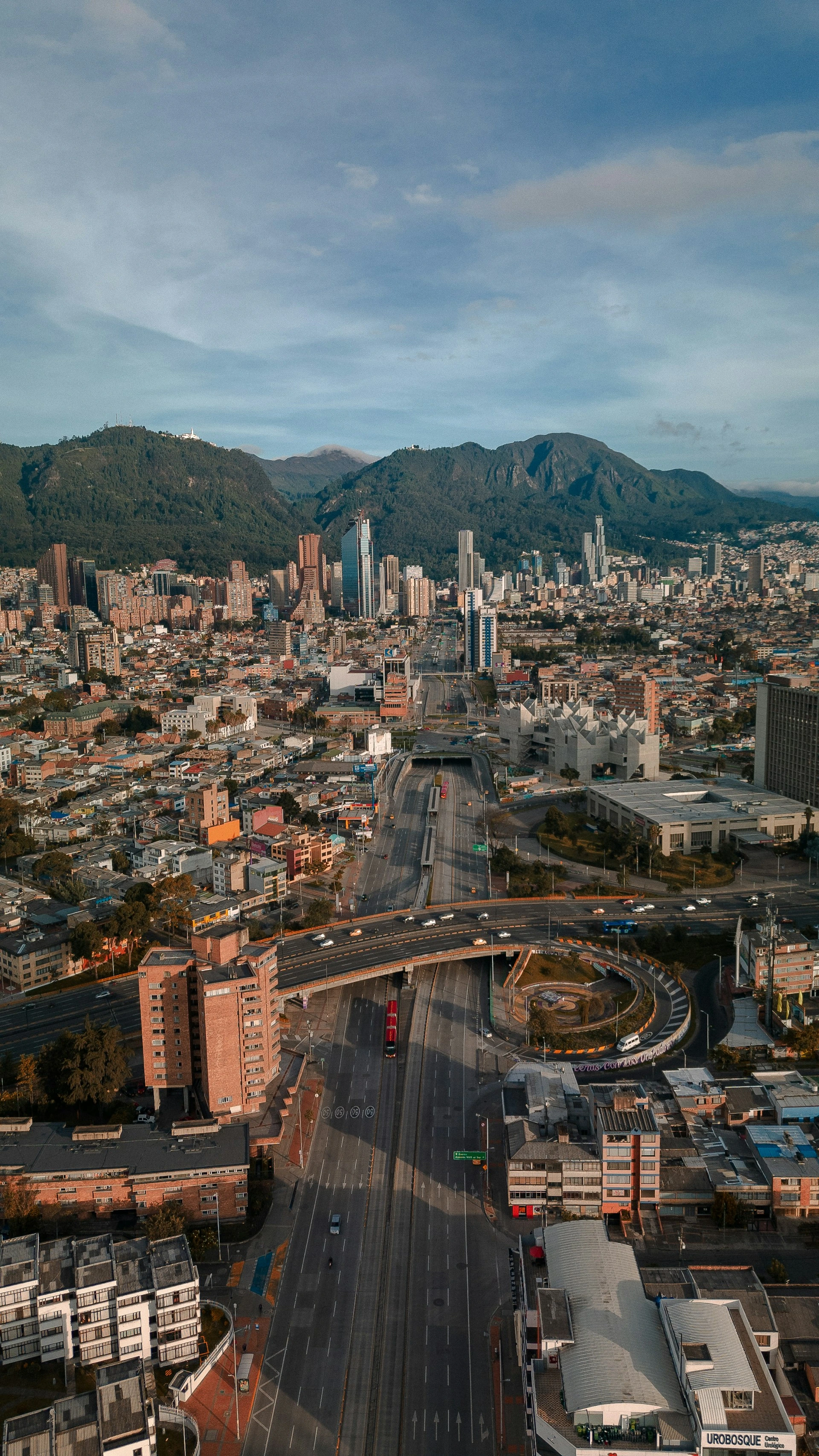 Portada: Comprar vivienda en Colombia en 2026: tasas, subsidios y las zonas donde más vale la pena