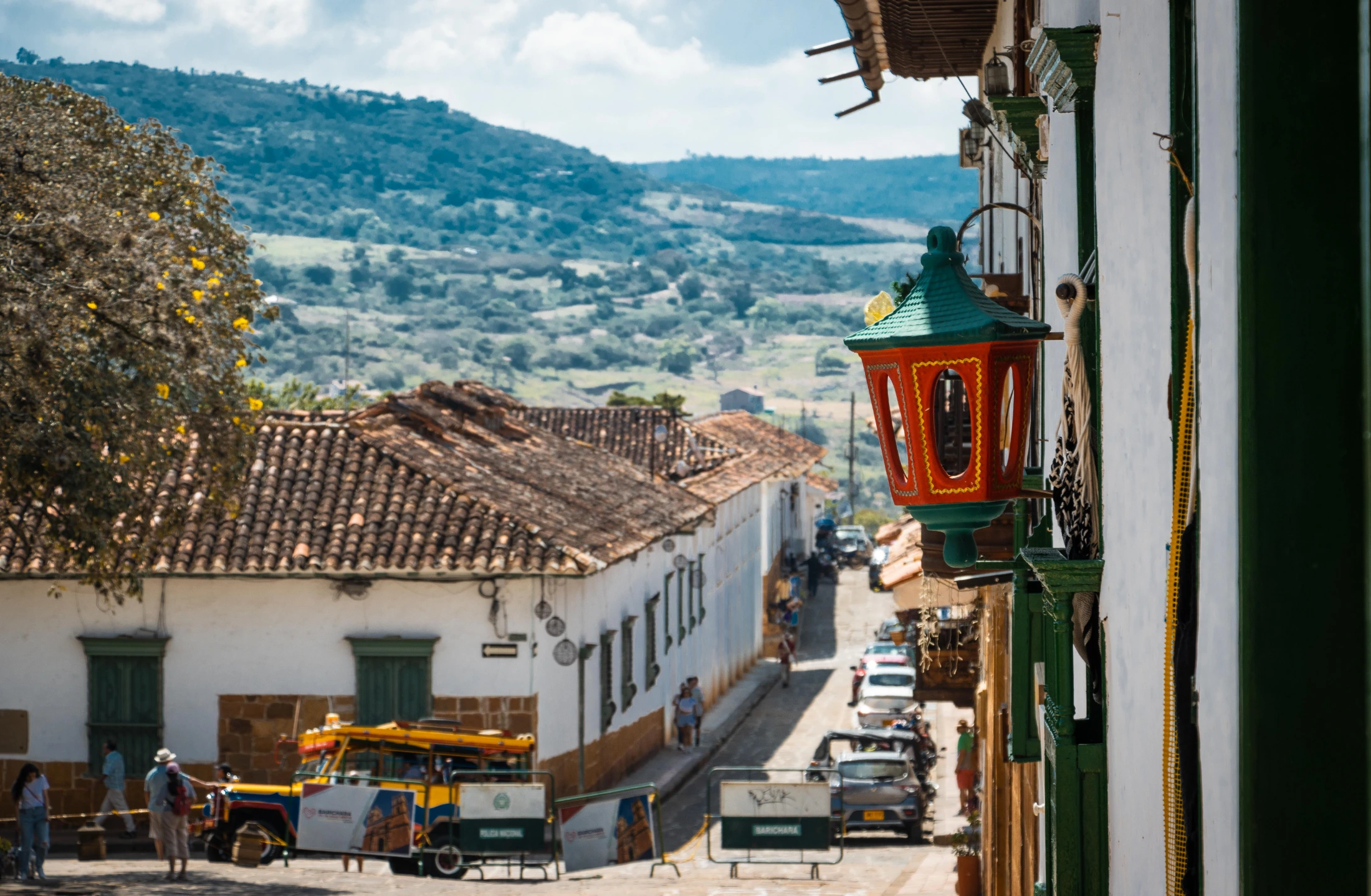 Vista aérea de una ciudad colombiana, mostrando una alta densidad de bienes raíces