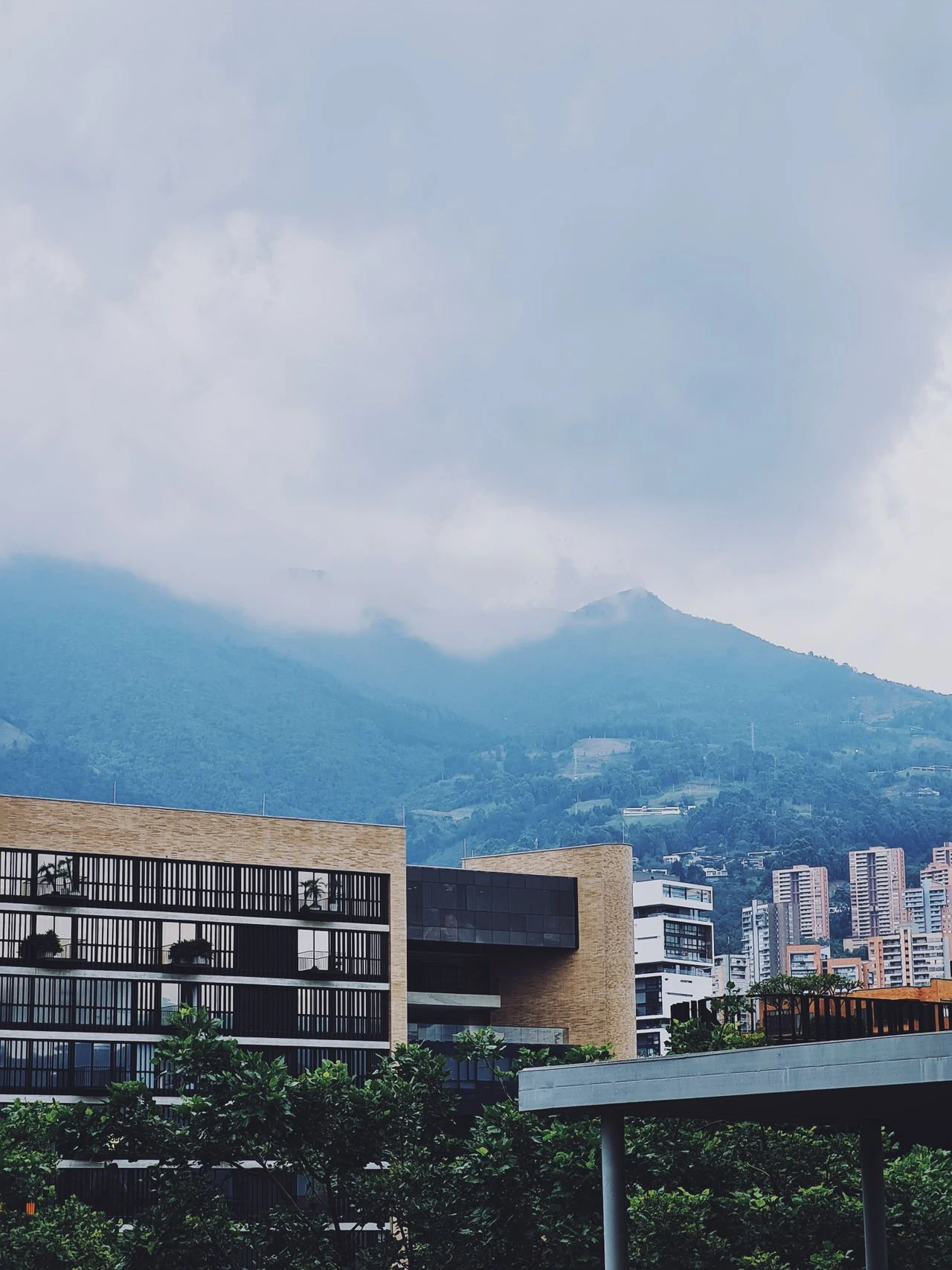Perspectiva de modernos edificios corporativos y residenciales en la ciudad