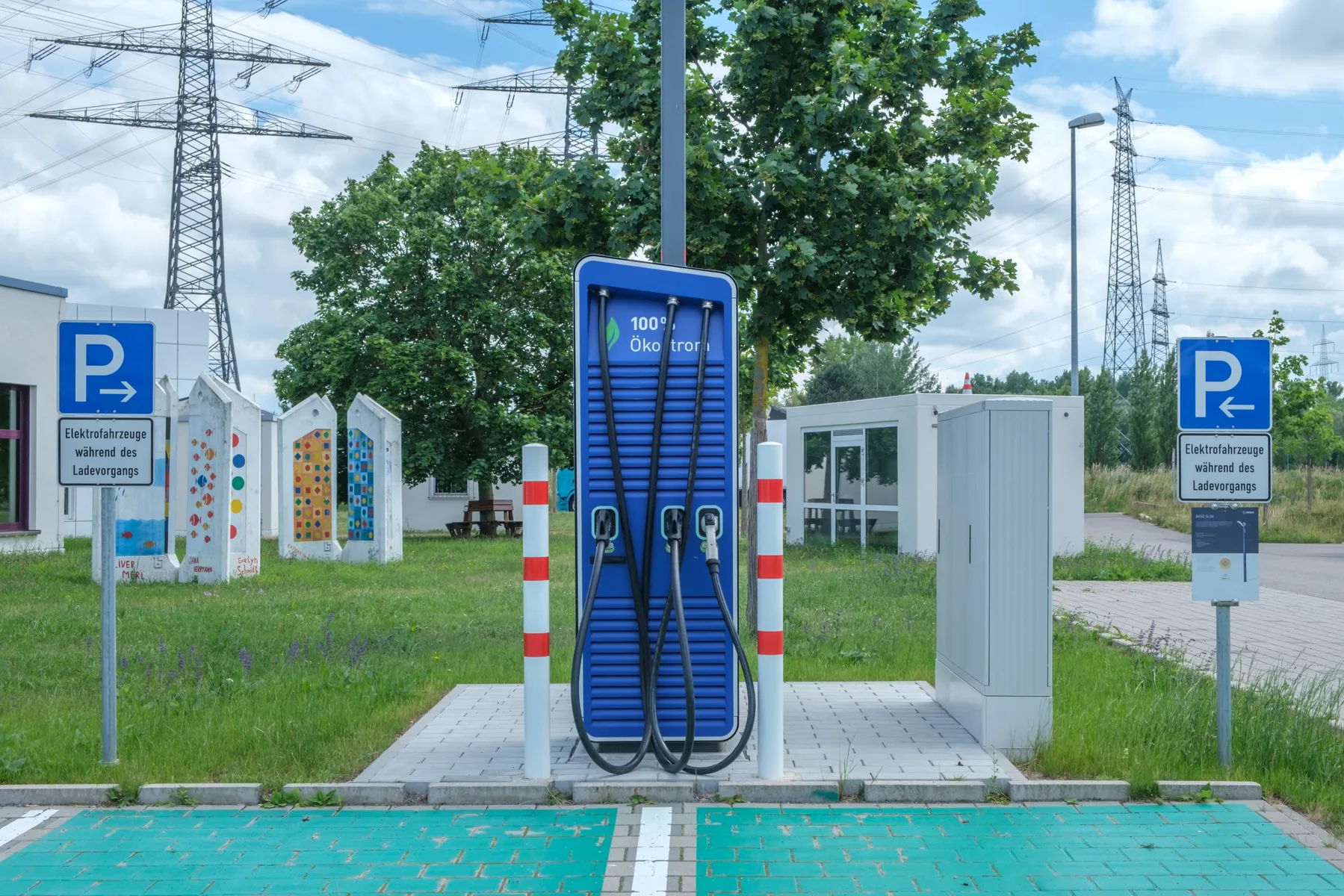 Punto de carga de un vehículo eléctrico en una ciudad