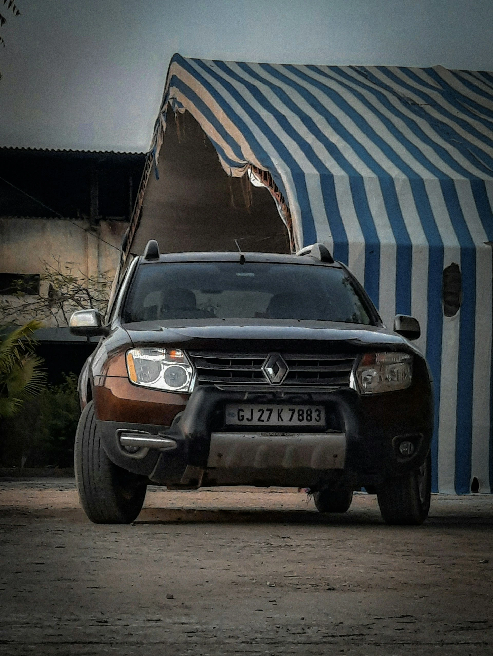 Camioneta tipo SUV estacionada en un entorno urbano con edificios modernos de fondo