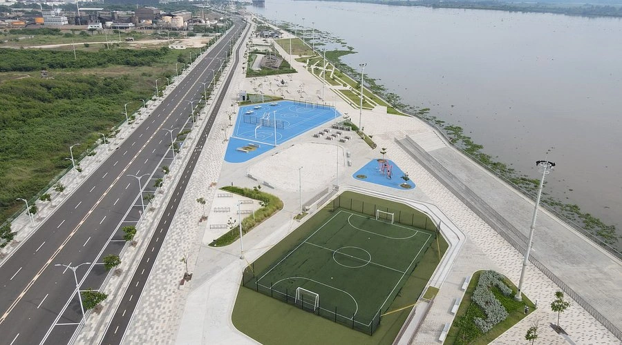 Infraestructura moderna y rascacielos residenciales junto a un gran cuerpo de agua