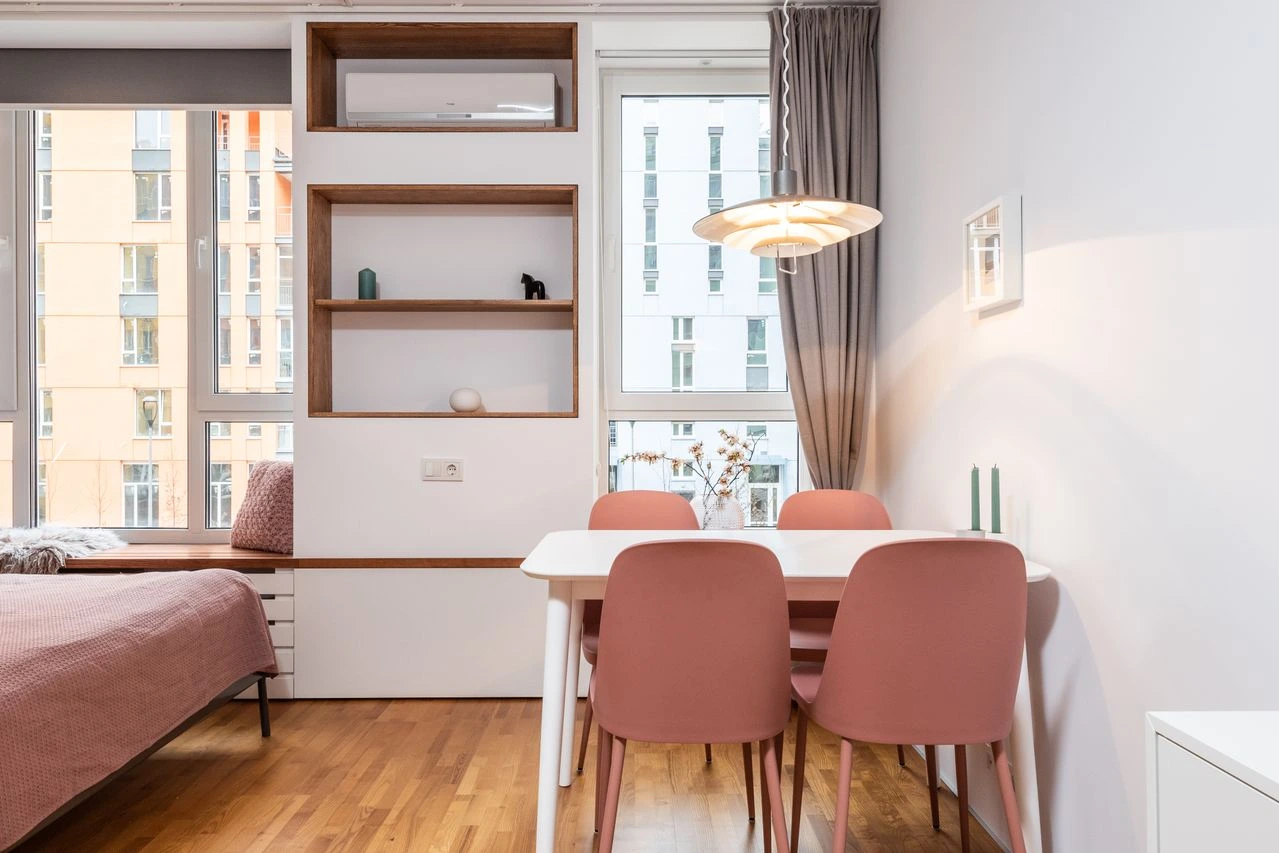 Apartamento de lujo con decoración moderna y vistas a la ciudad