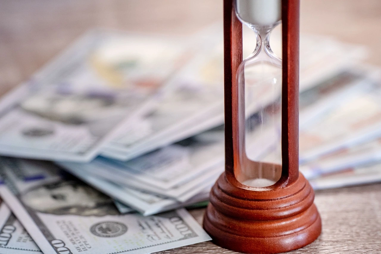 Inversor cerrando un negocio inmobiliario de forma exitosa