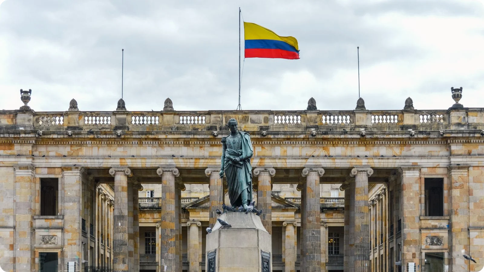 Mazo de juez de madera sobre un bloque de sonido, representando un remate judicial