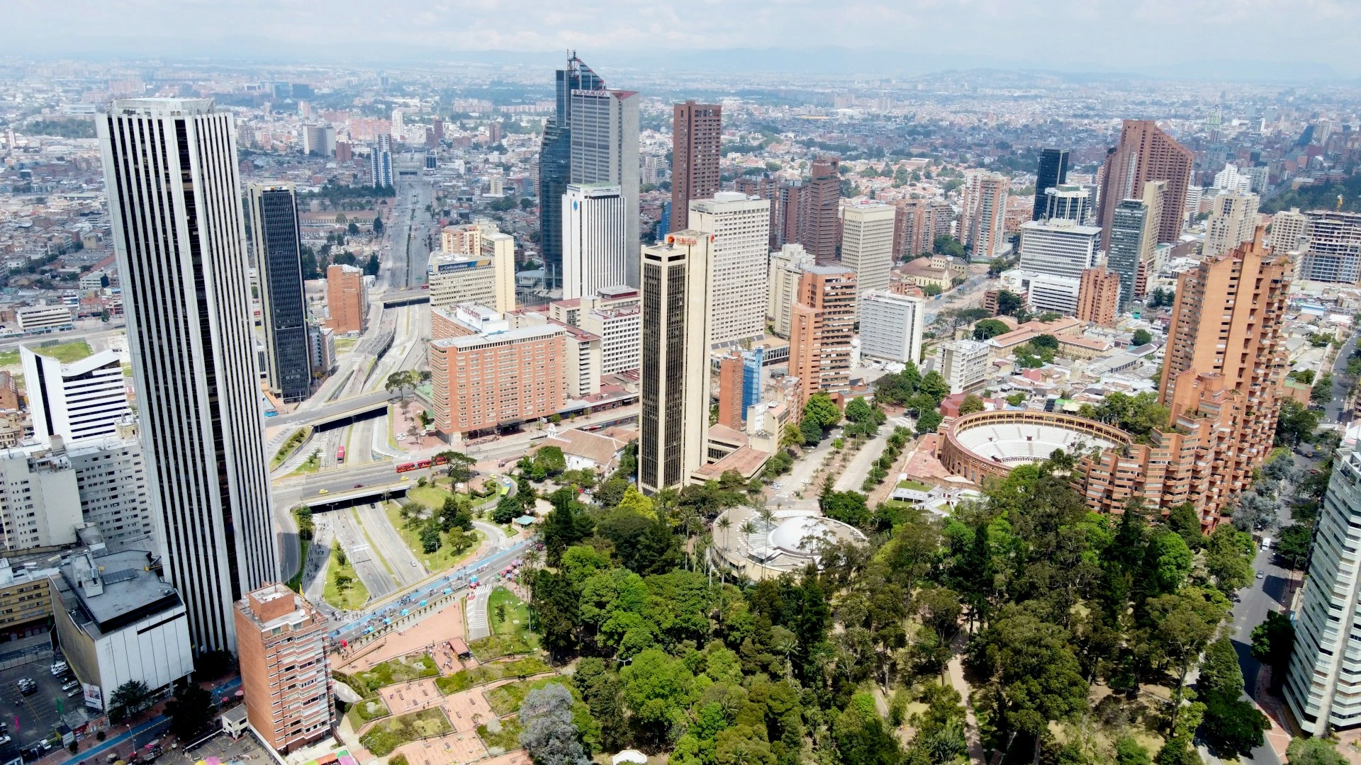 Manos entregando las llaves de una nueva propiedad inmobiliaria a un inversor