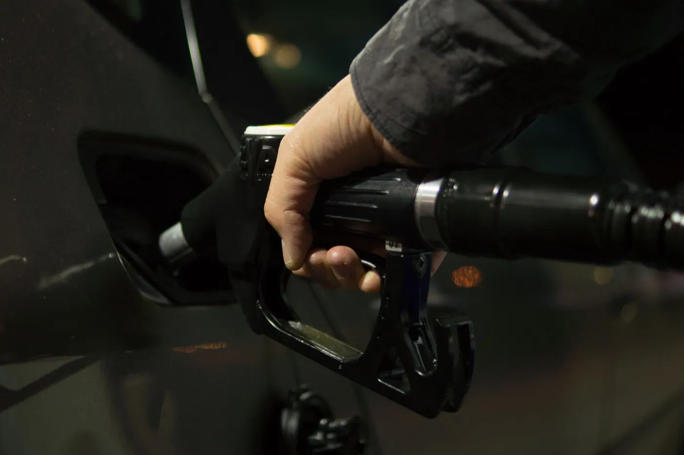 Persona llenando el tanque de gasolina de un vehículo